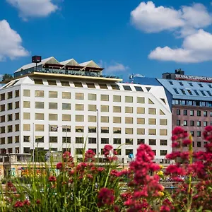 Radisson Red Hotel, **** Viena