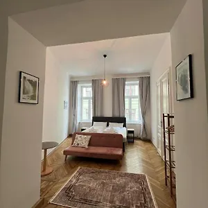 Apartment Centrally-located Authentic